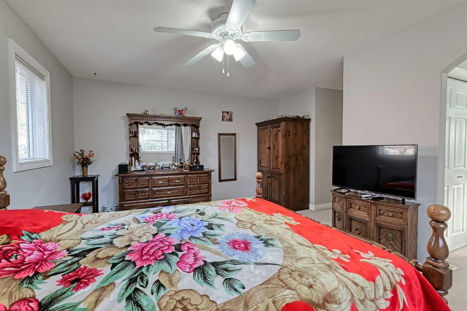 501 Coral Cove NE