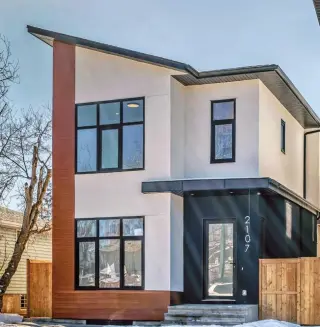 2107 Victoria Crescent NW