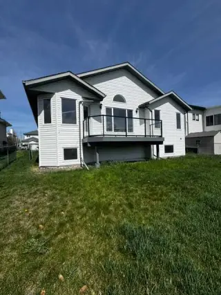 228 Woodside Crescent NW