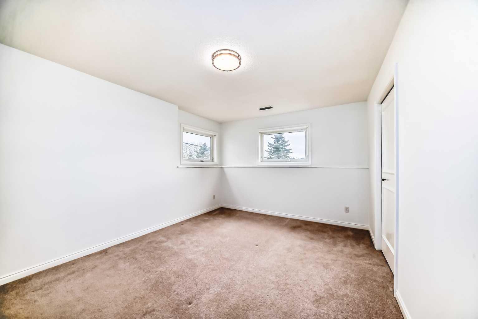 228 Woodside Crescent NW