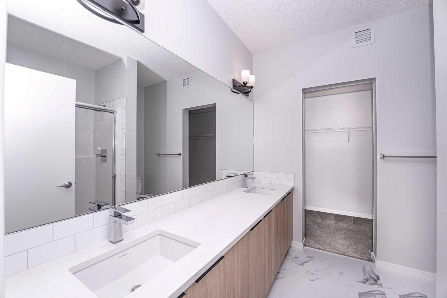 215, 40 Carrington Plaza N
