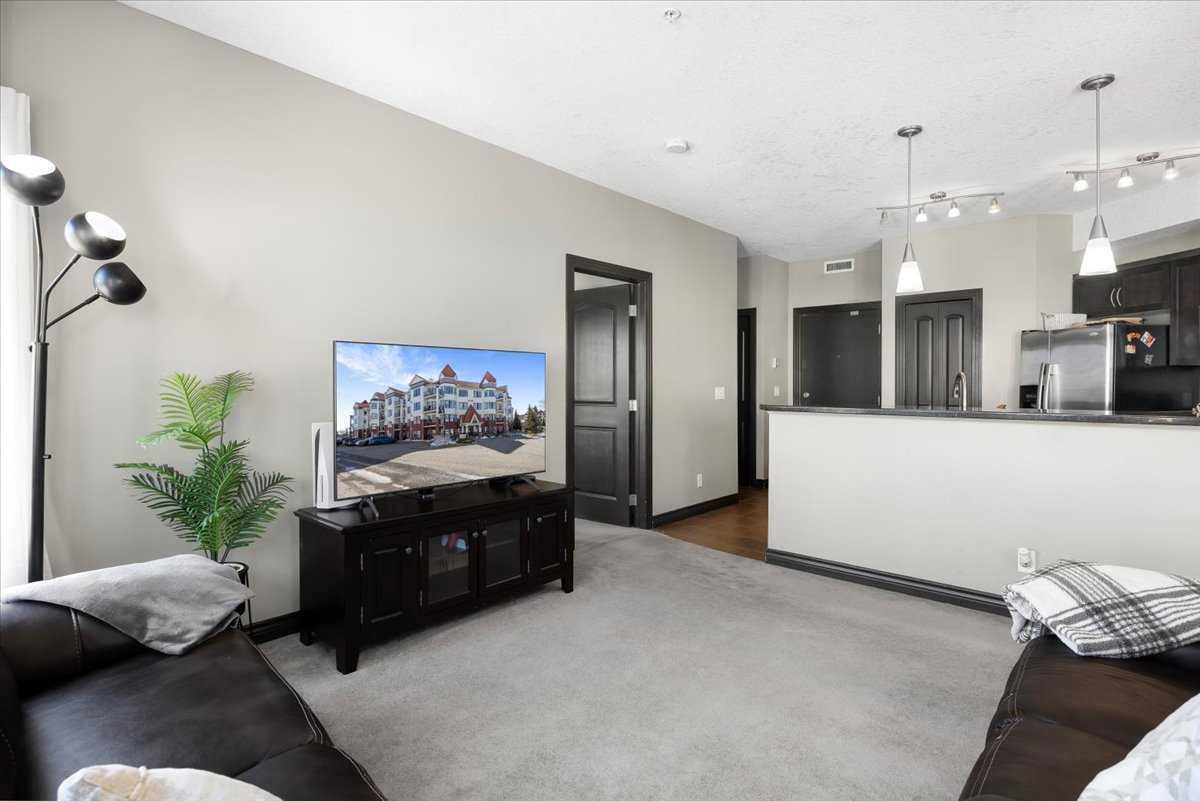 326, 30 Royal Oak Plaza NW