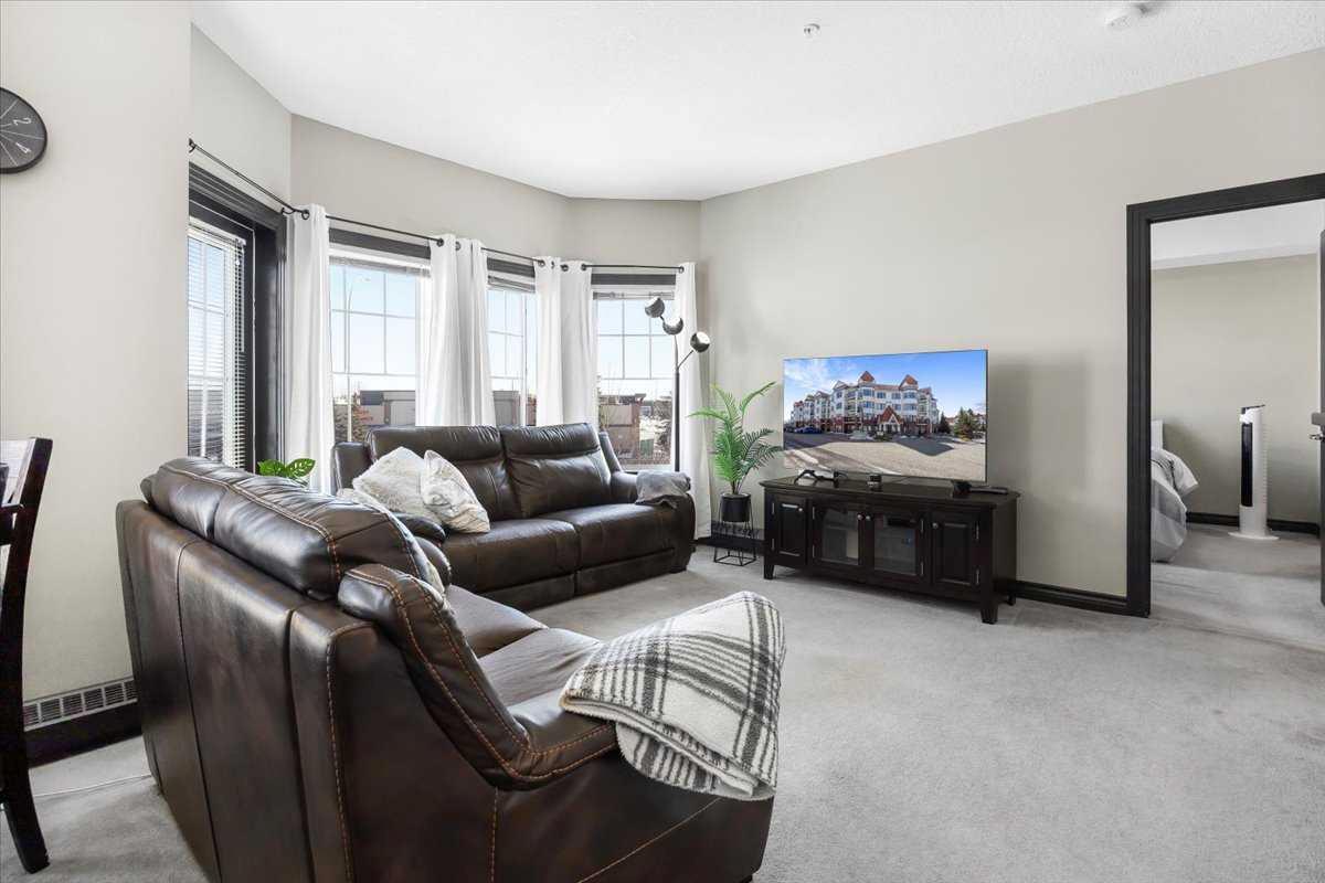 326, 30 Royal Oak Plaza NW