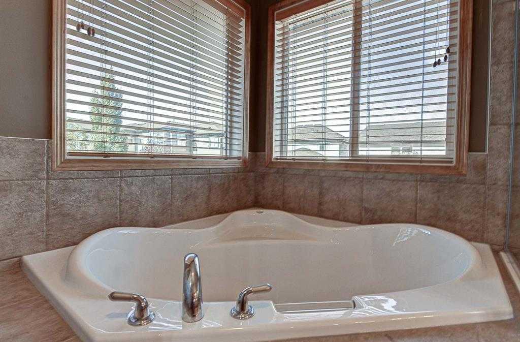 225 Kincora Heights NW