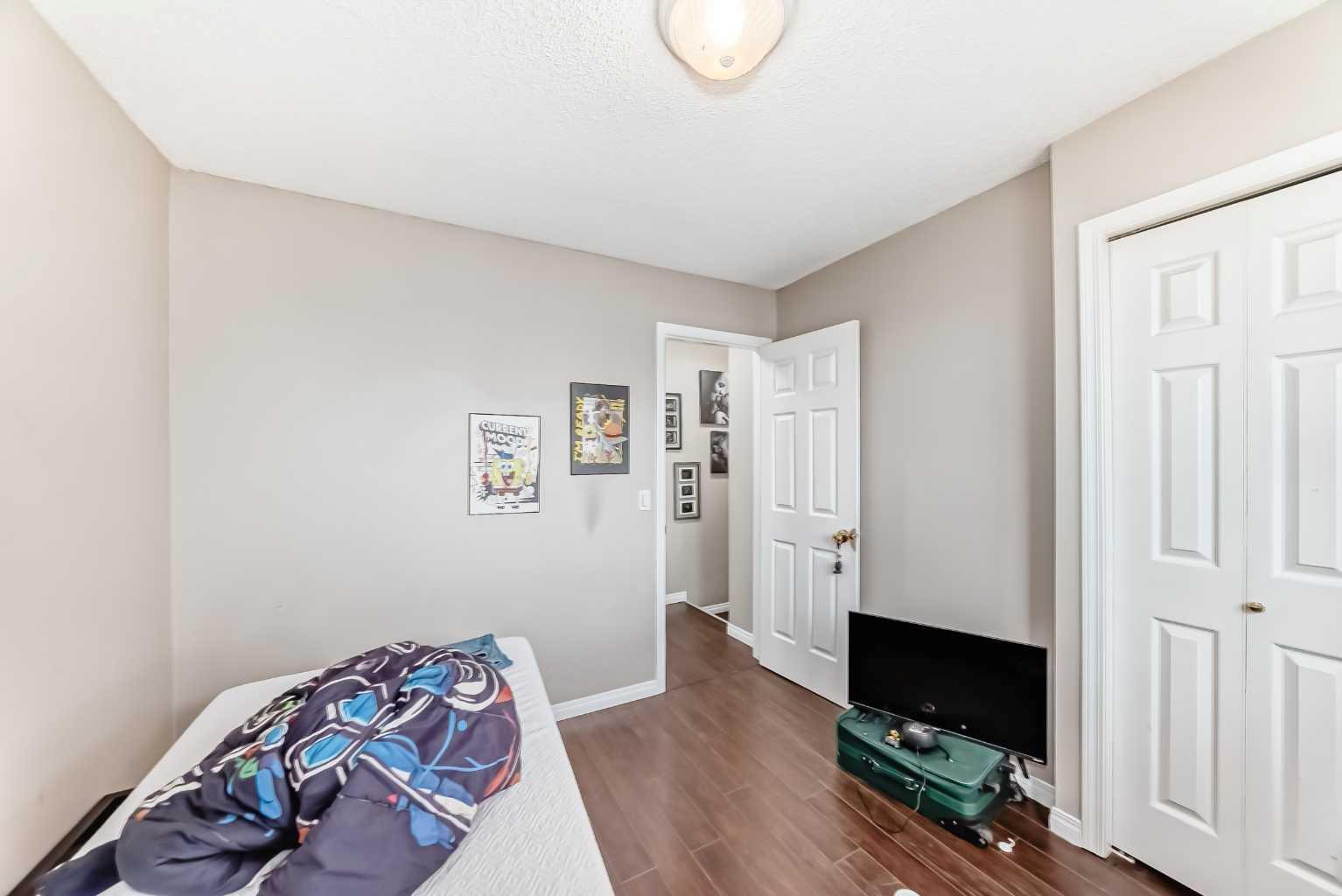1-6, 8 Huntley Close NE