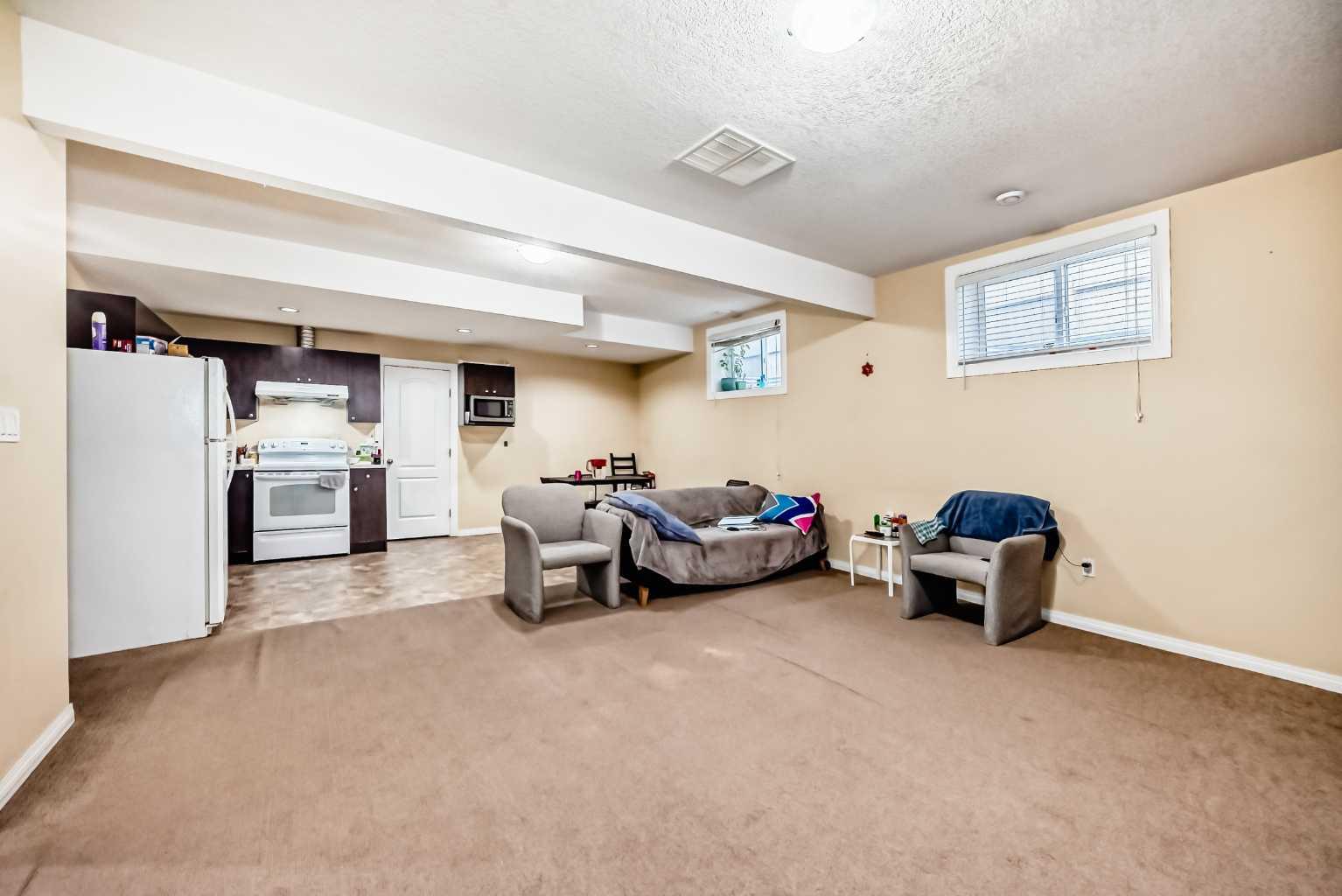 117 Saddlelake Grove NE