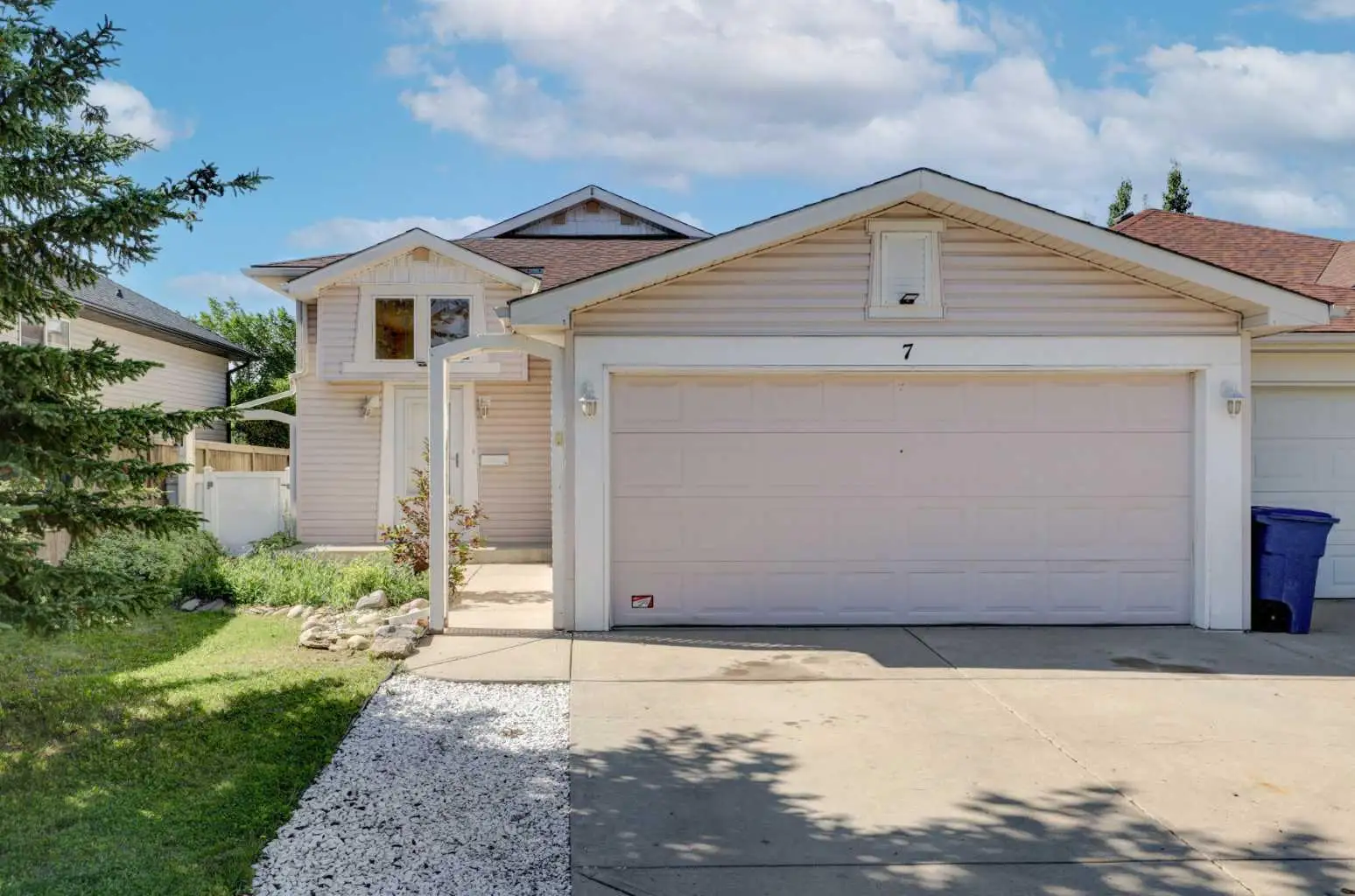 7 Canoe Close 