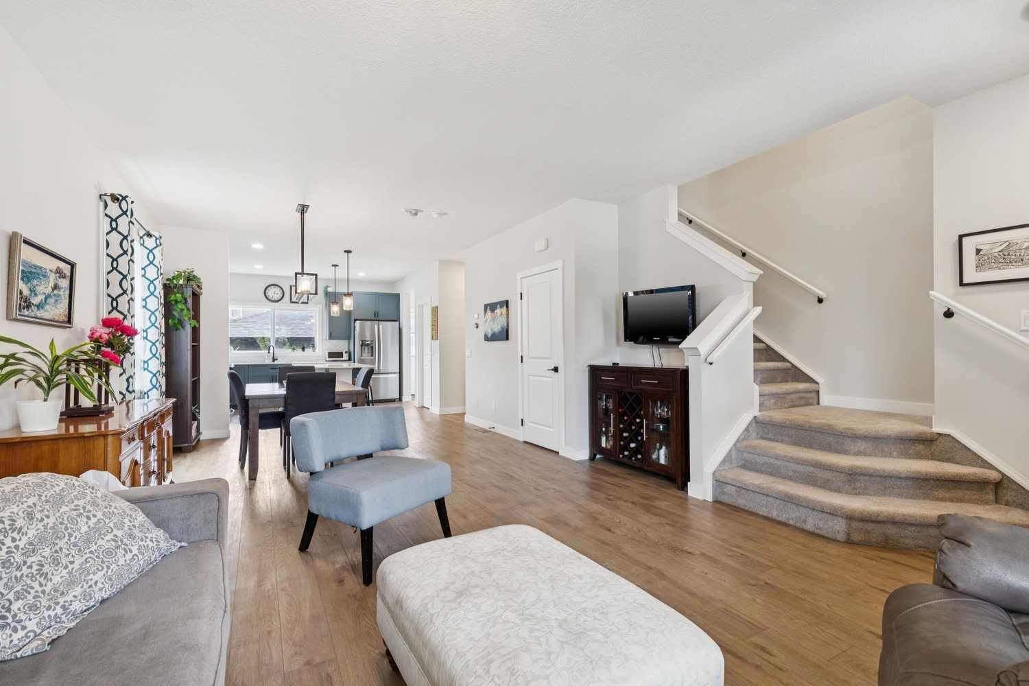 198 Legacy Reach Crescent SE