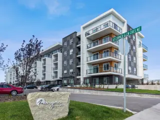1521, 63 Corner Glen Crescent NE