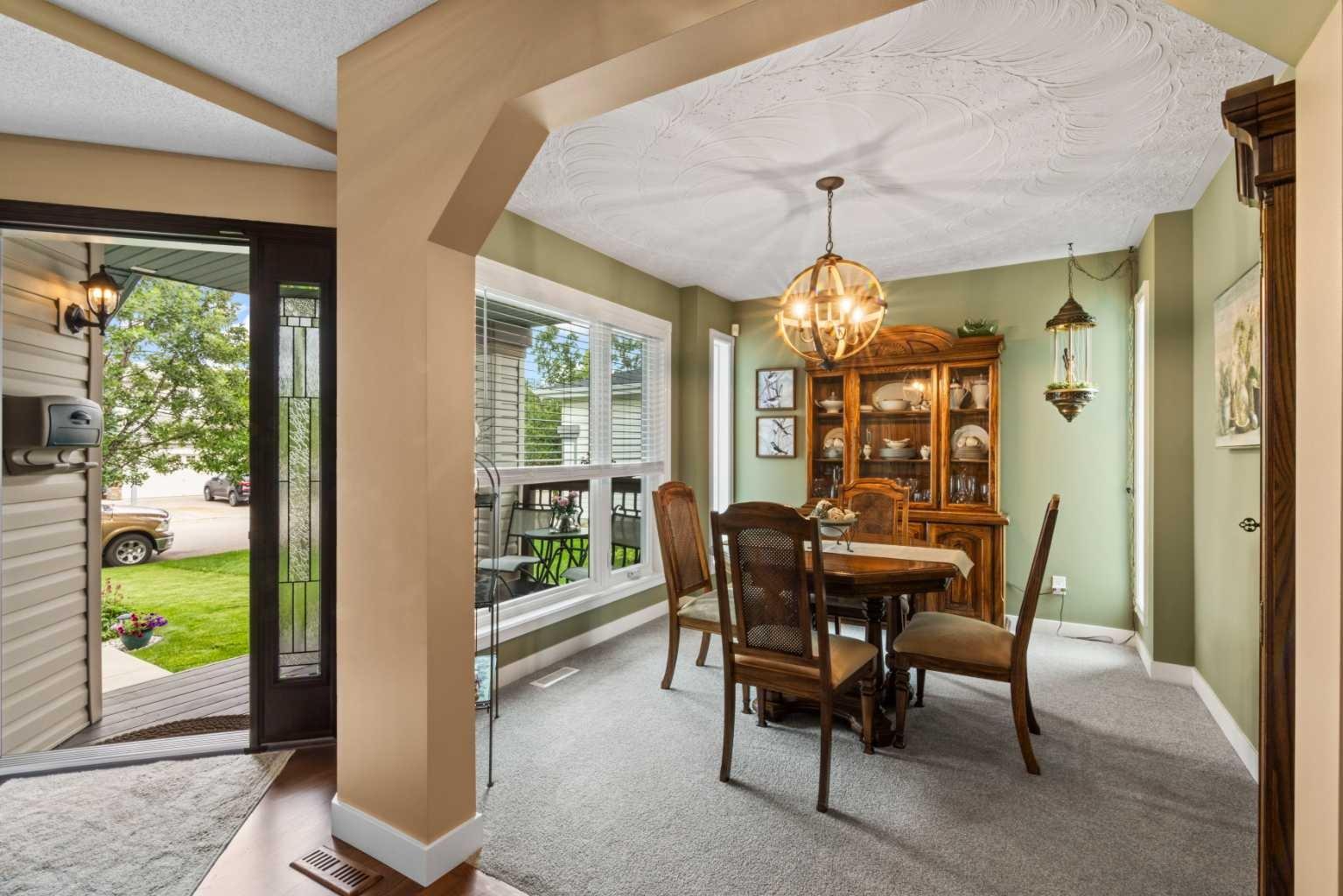 217 Douglas Glen Close SE