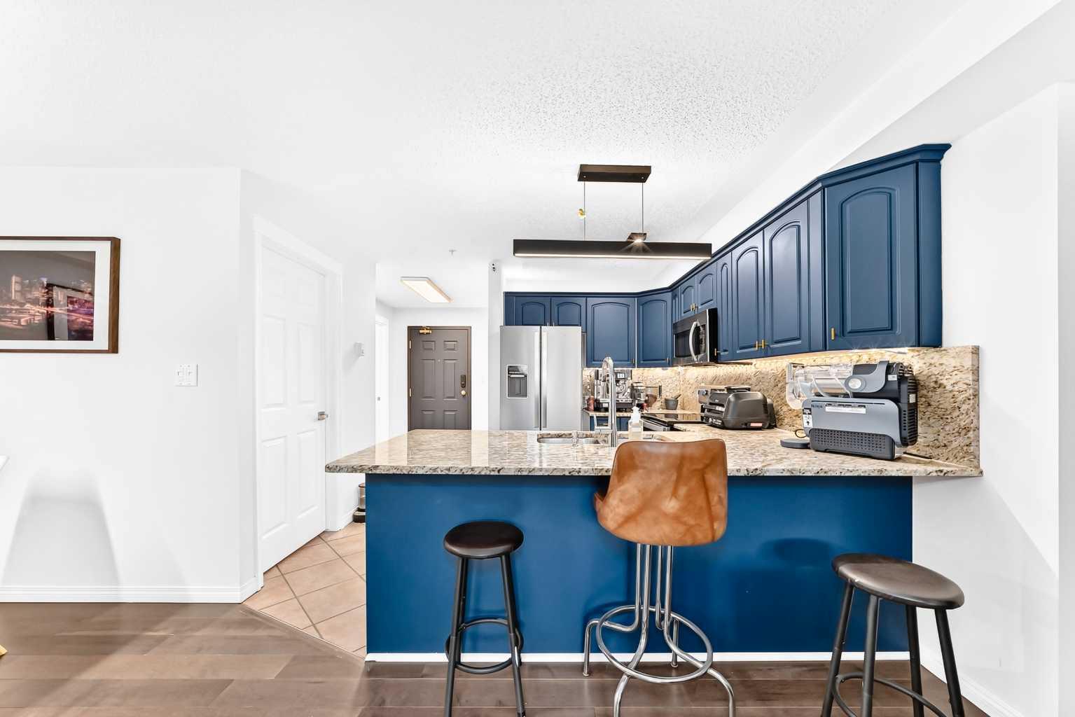 102, 2422 Erlton Street SW