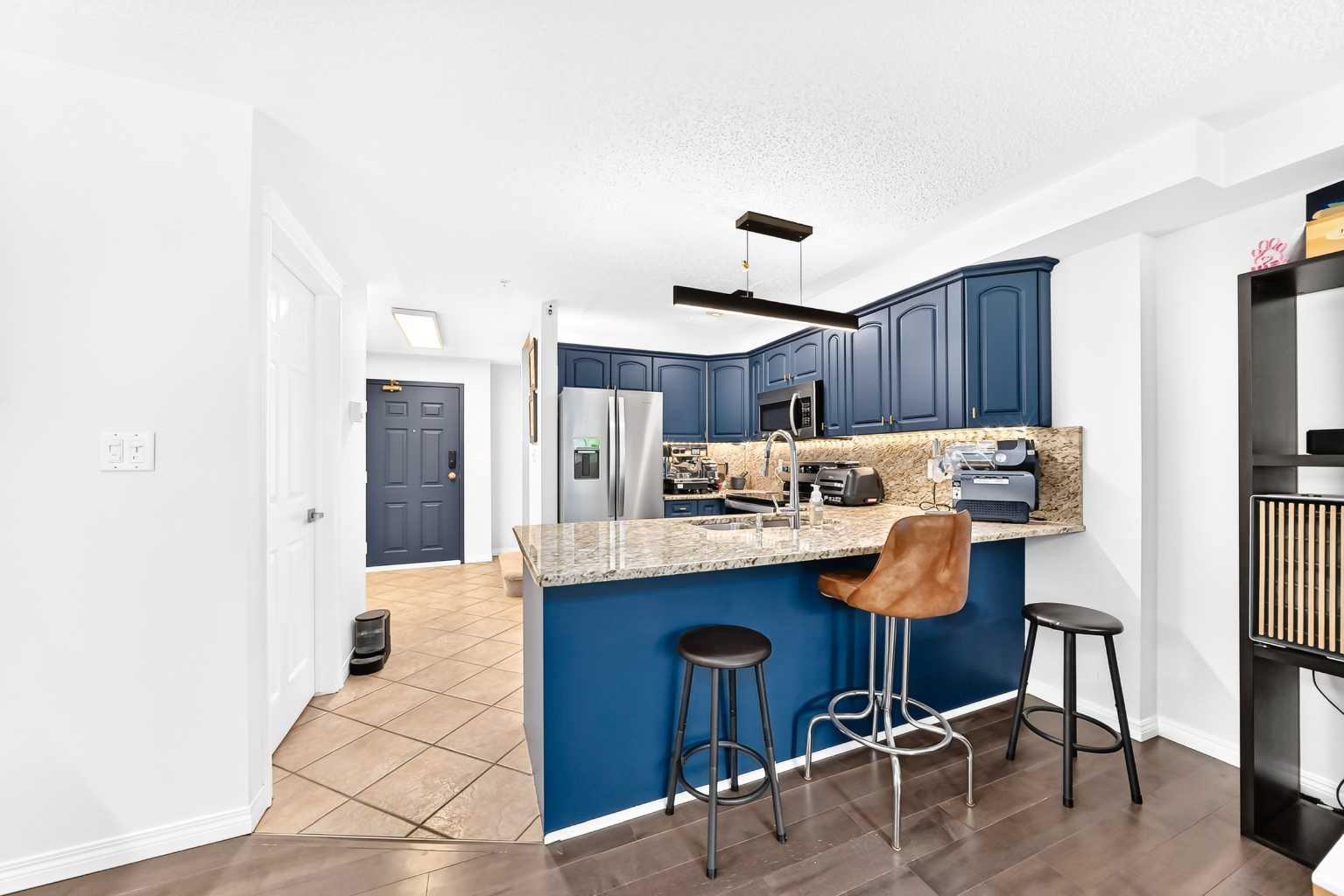 102, 2422 Erlton Street SW