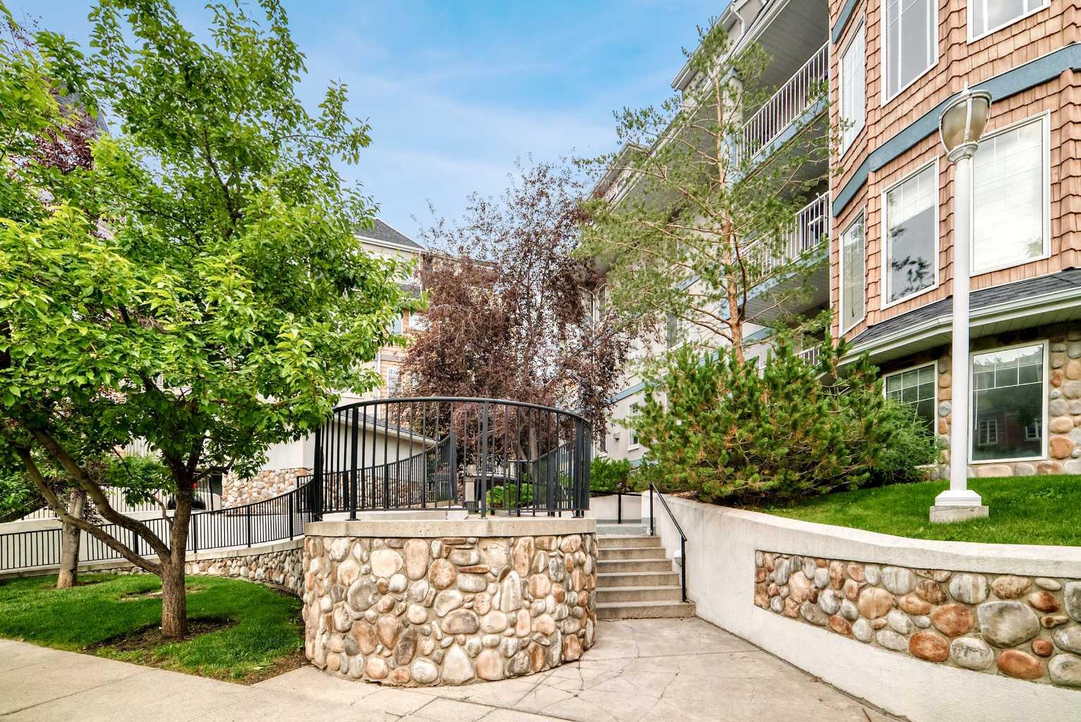 102, 2422 Erlton Street SW
