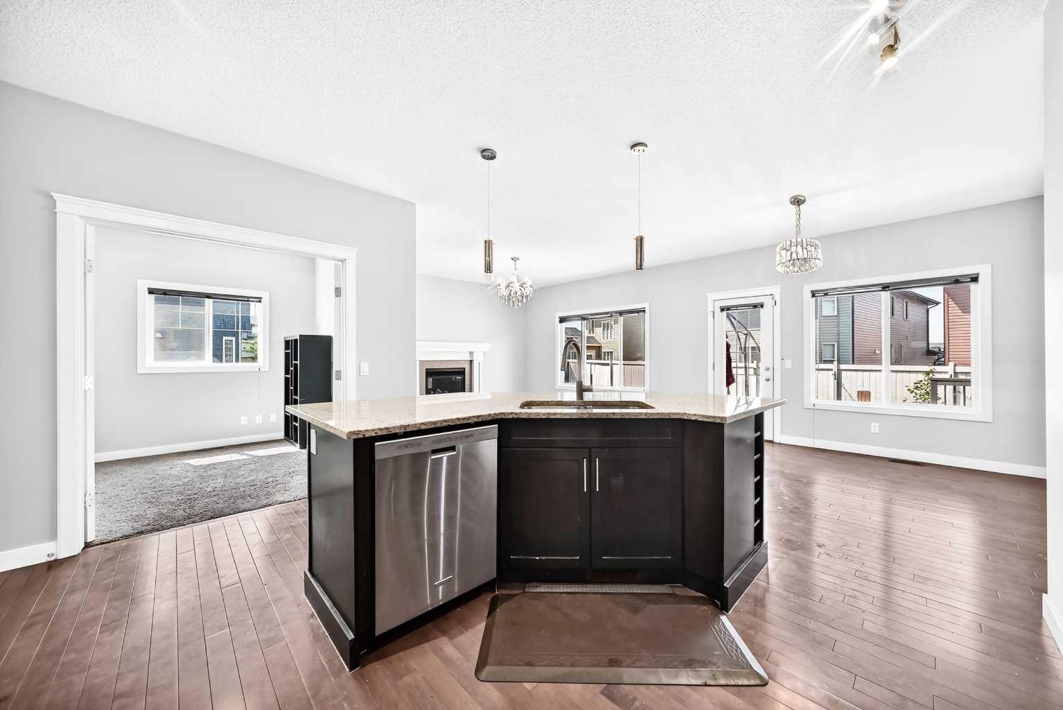 325 Evanspark Gardens NW