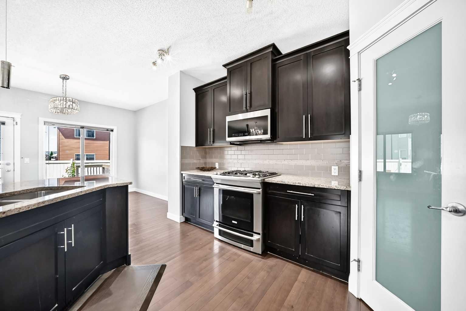 325 Evanspark Gardens NW