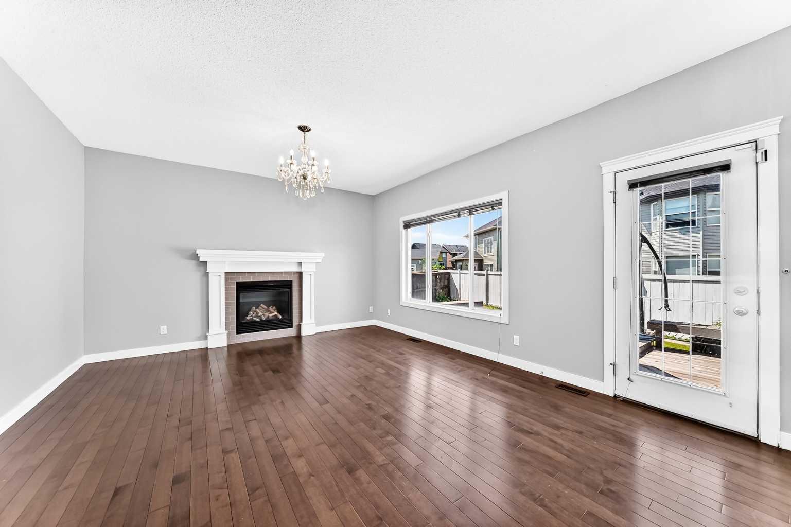 325 Evanspark Gardens NW