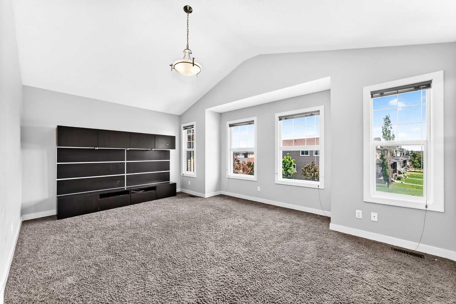 325 Evanspark Gardens NW