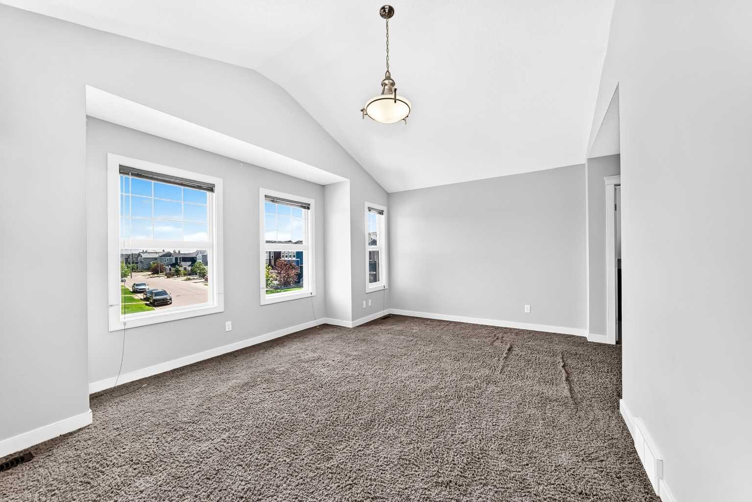 325 Evanspark Gardens NW
