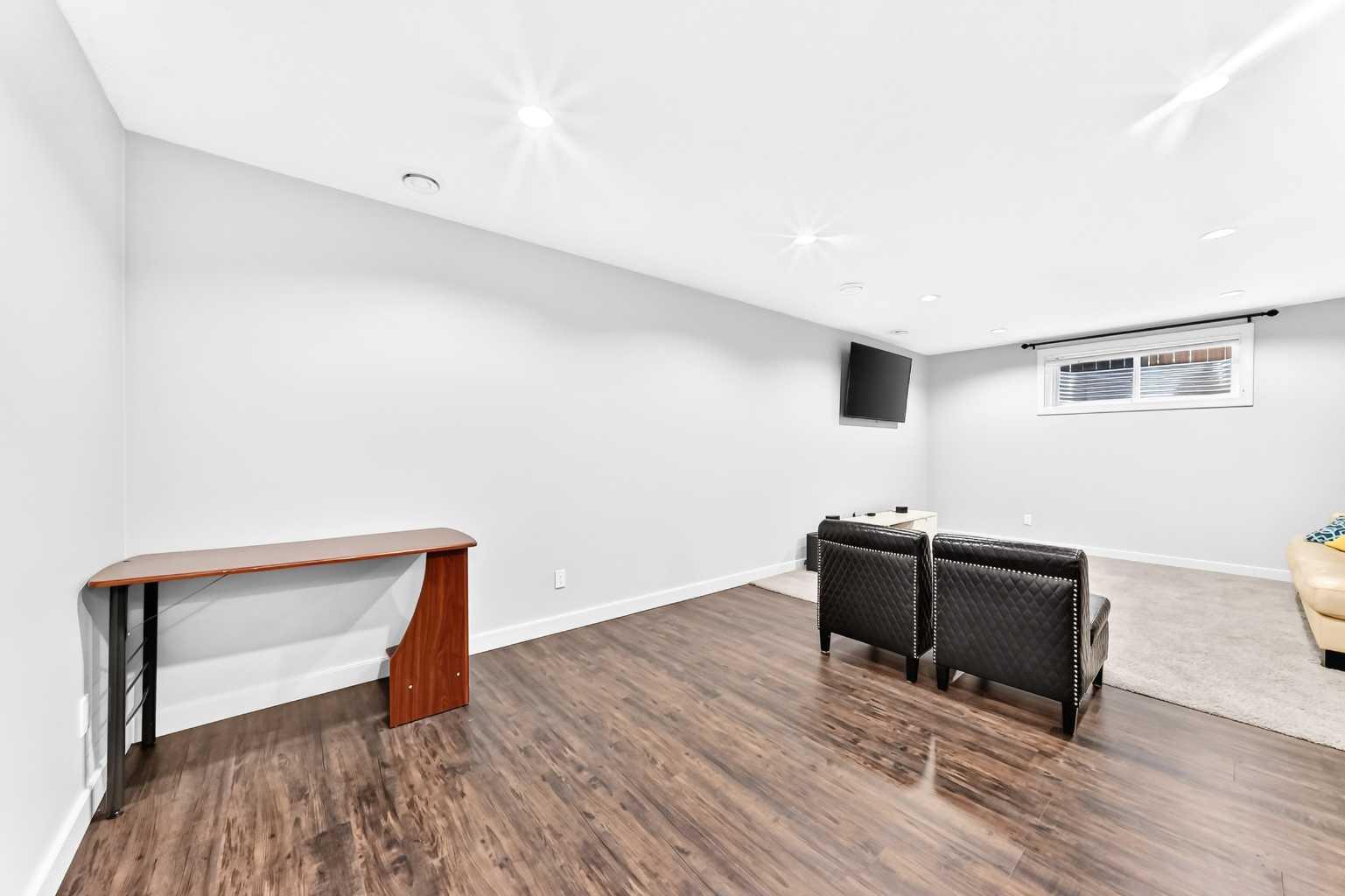 325 Evanspark Gardens NW