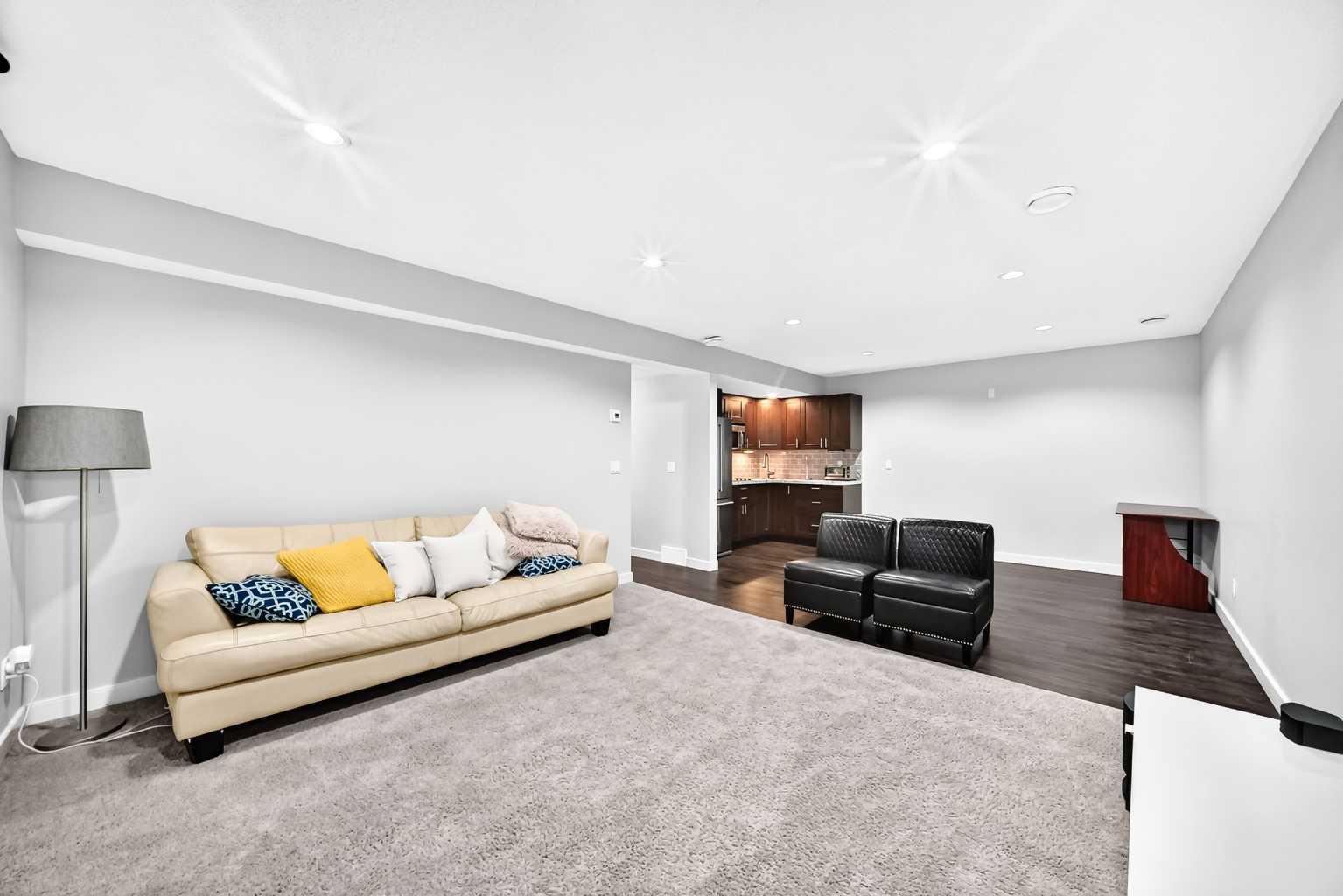 325 Evanspark Gardens NW