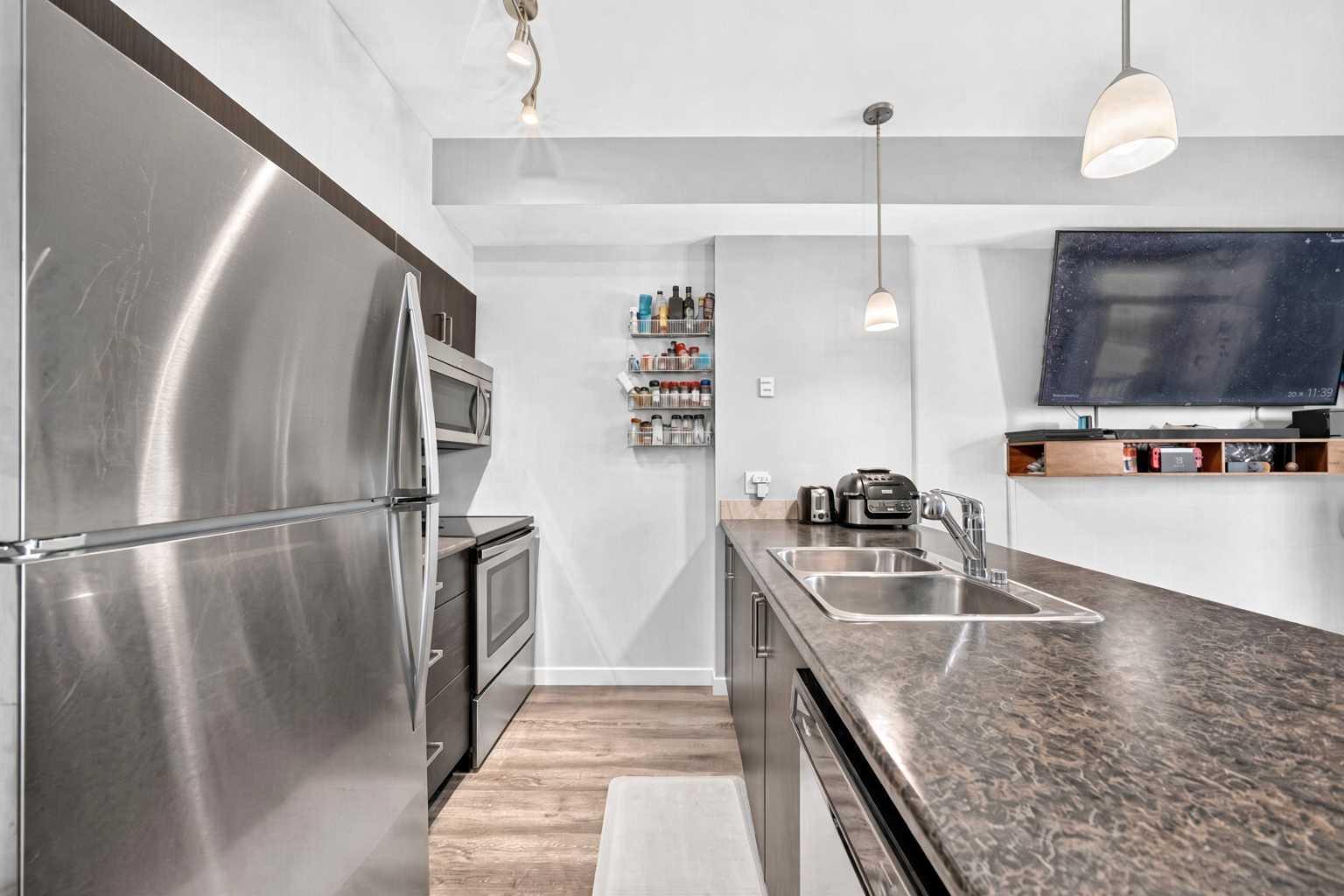 101, 117 Copperpond Common SE