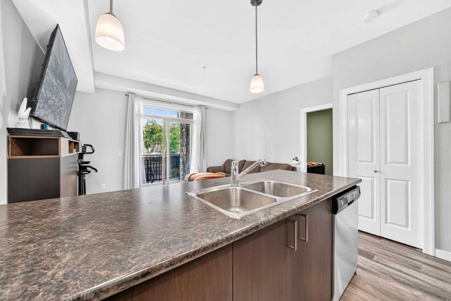 101, 117 Copperpond Common SE