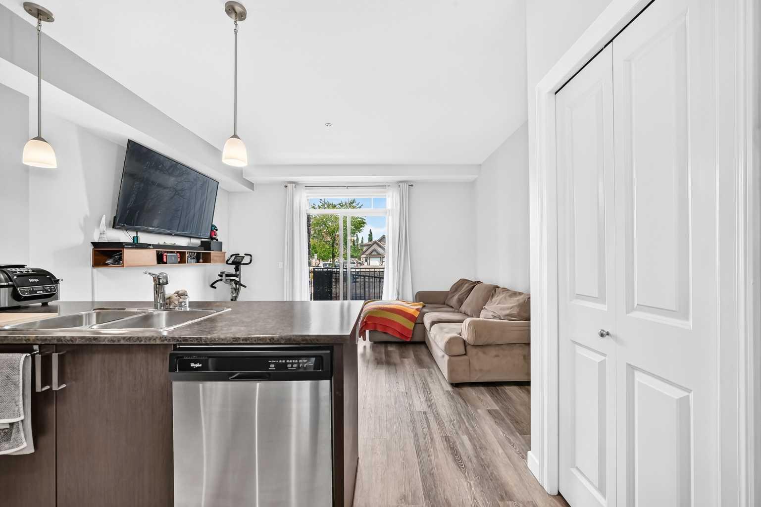 101, 117 Copperpond Common SE