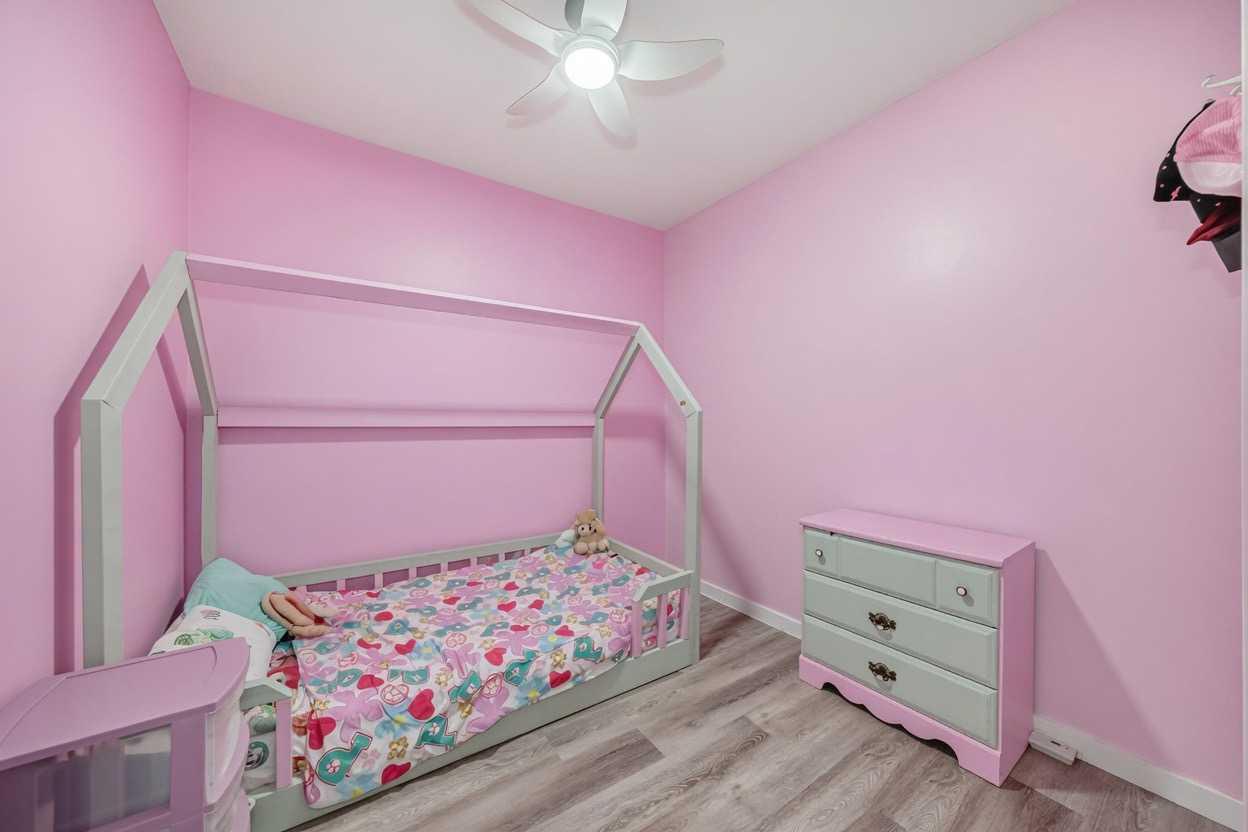 101, 117 Copperpond Common SE