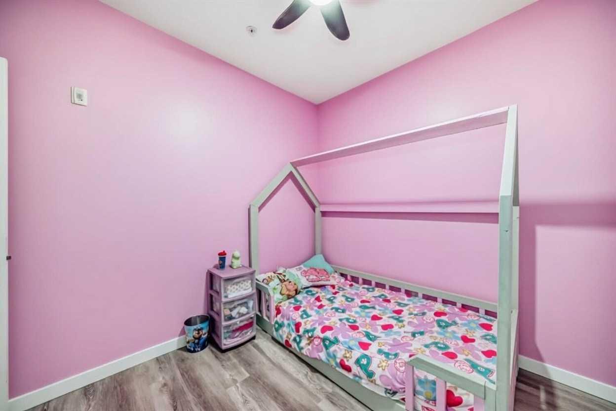 101, 117 Copperpond Common SE