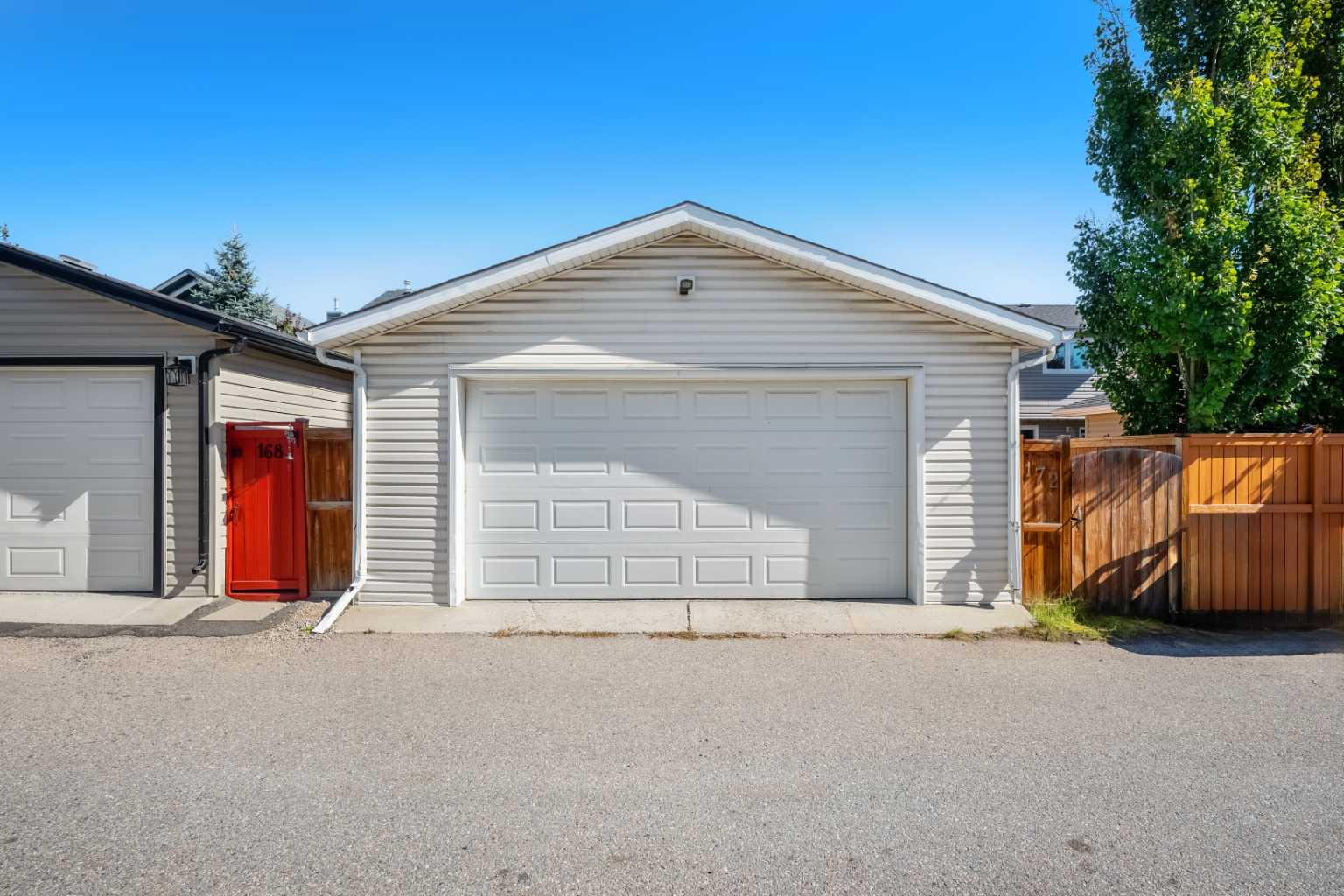 172 Citadel Bluff Close NW