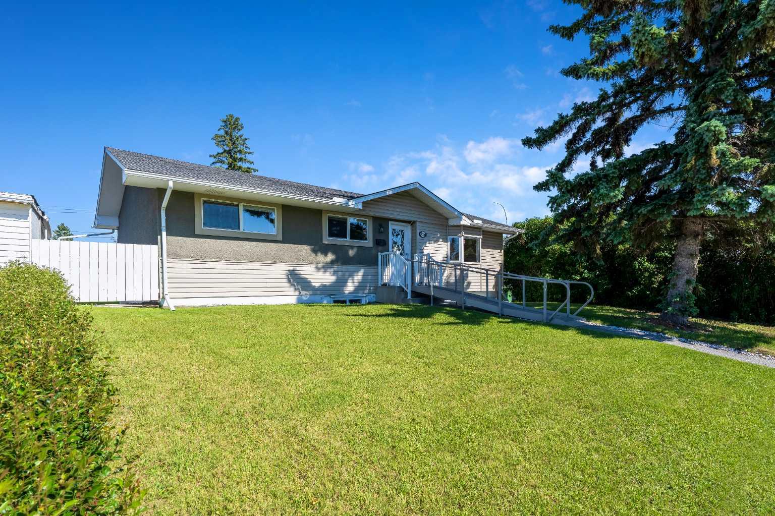 629 Agate Crescent SE