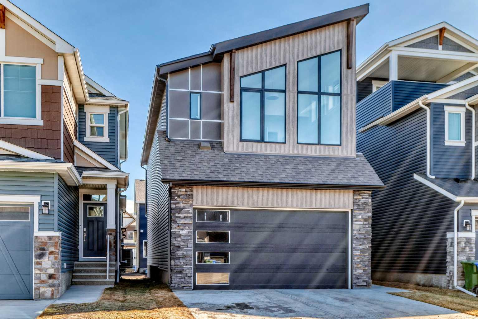 138 Silver Spruce Grove SW