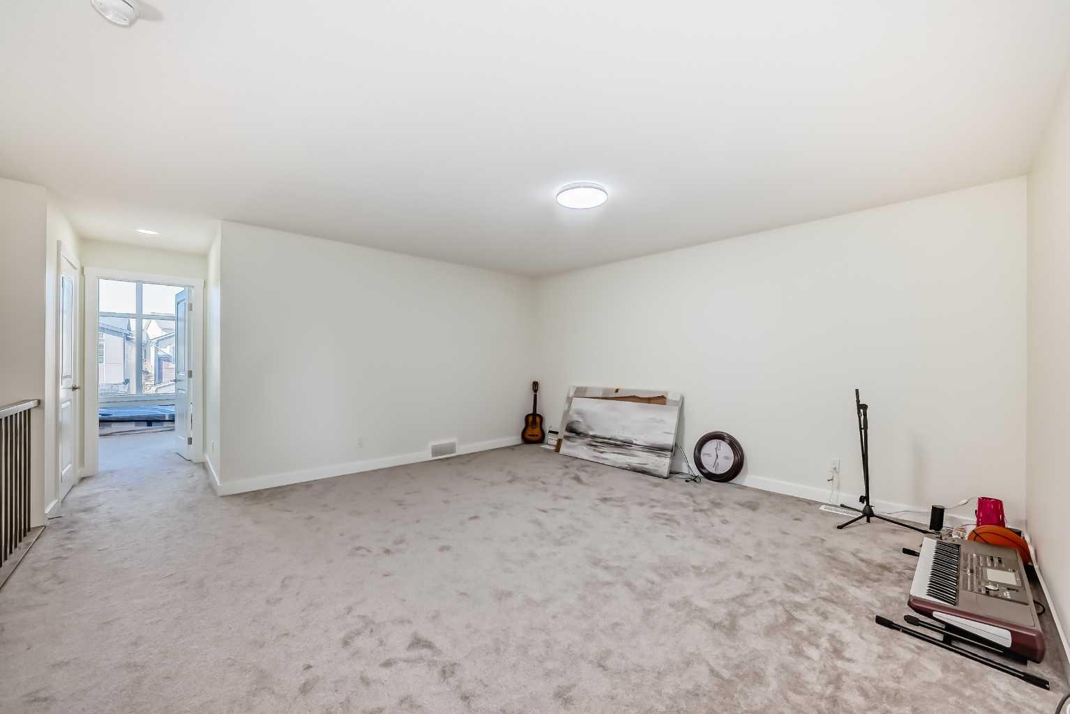 138 Silver Spruce Grove SW