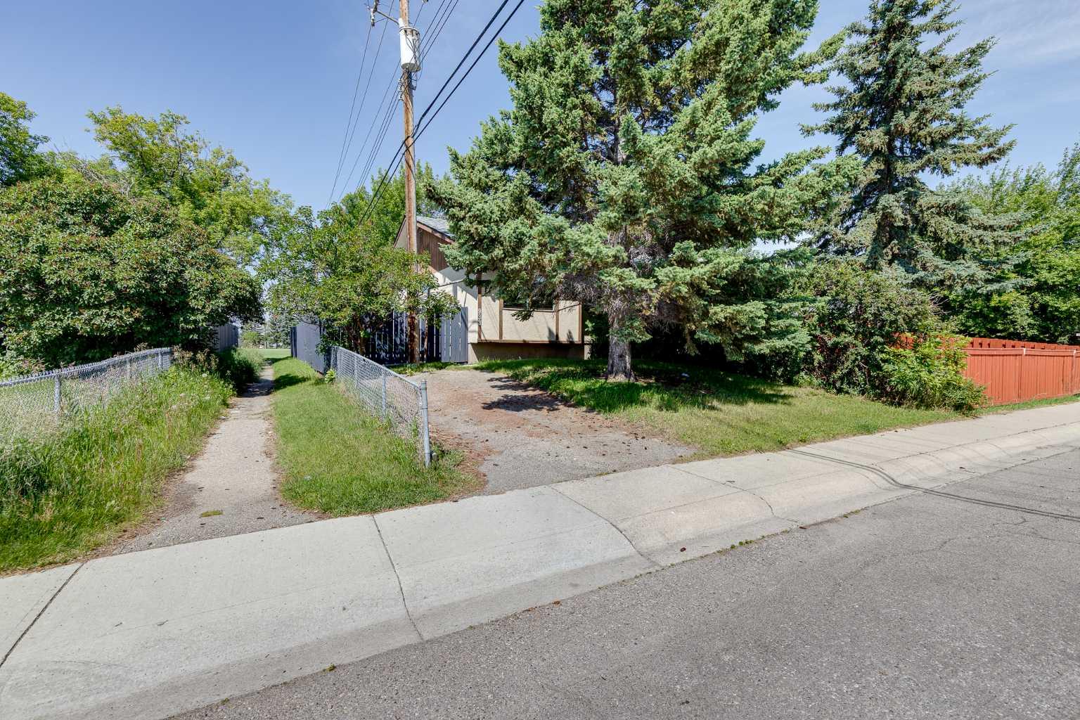 933 Marcombe Drive NE