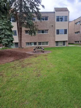 222, 8235 Elbow Drive SW