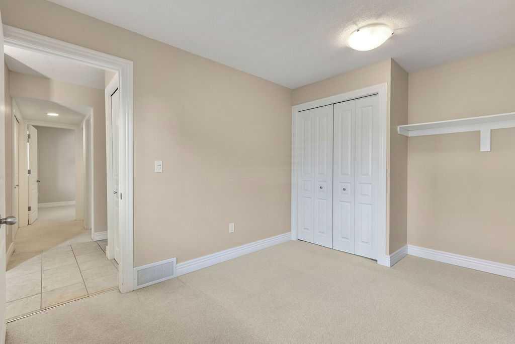 252, 66 Glamis Green SW