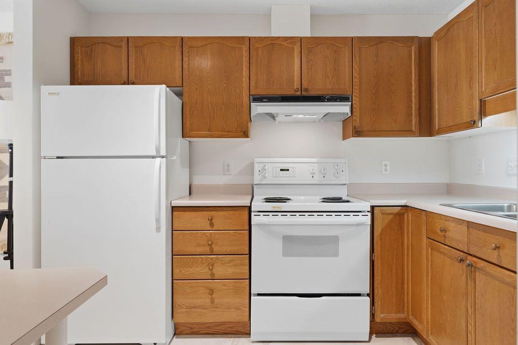 1210, 1210 Sienna Park Green SW