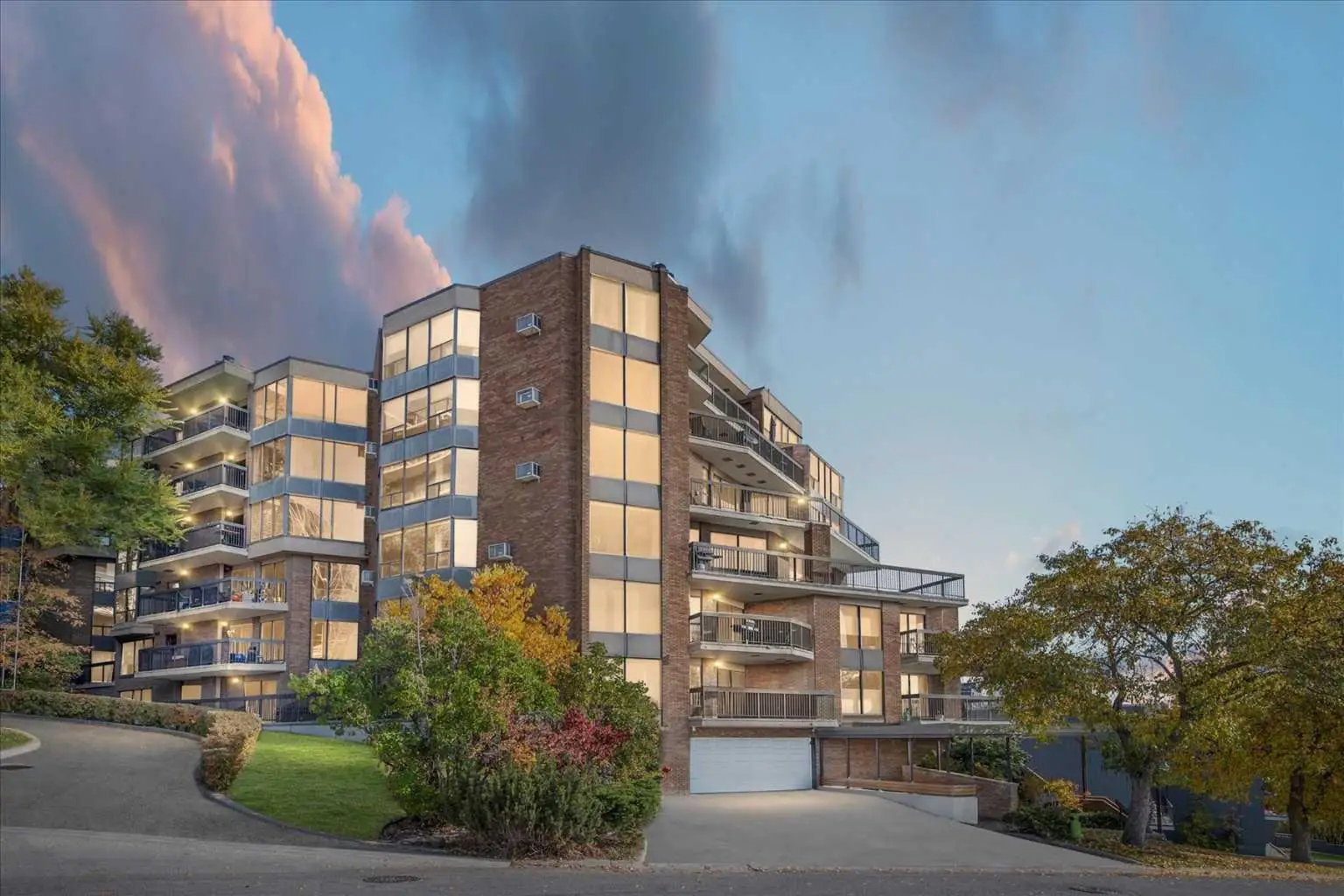 302, 320 Meredith Road NE