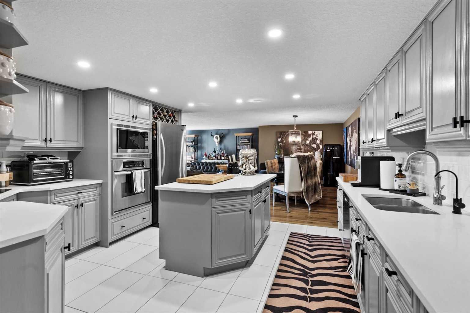 302, 320 Meredith Road NE