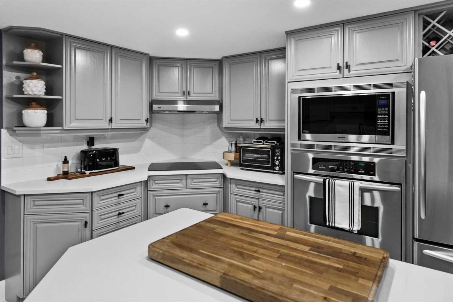 302, 320 Meredith Road NE