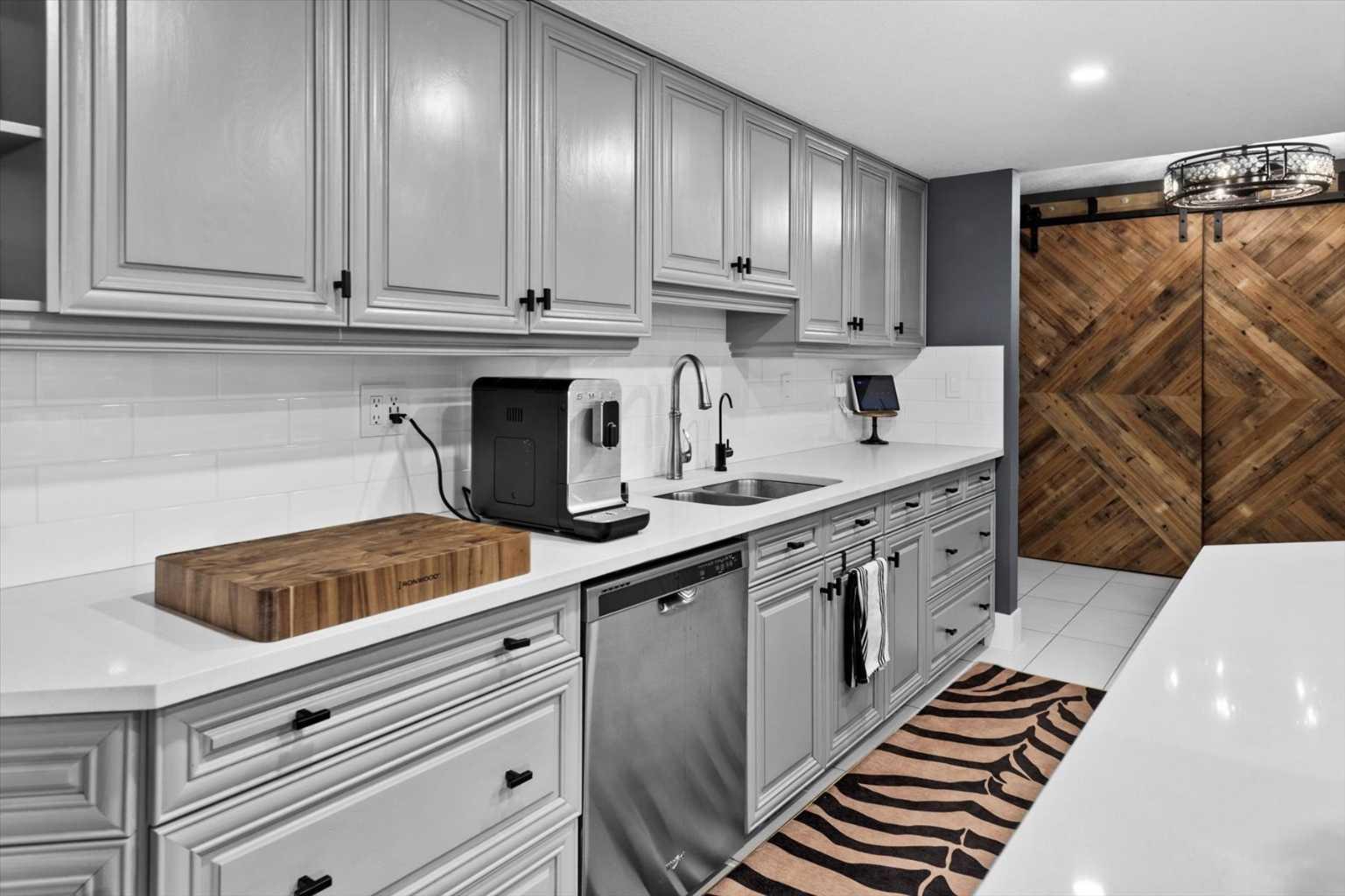 302, 320 Meredith Road NE