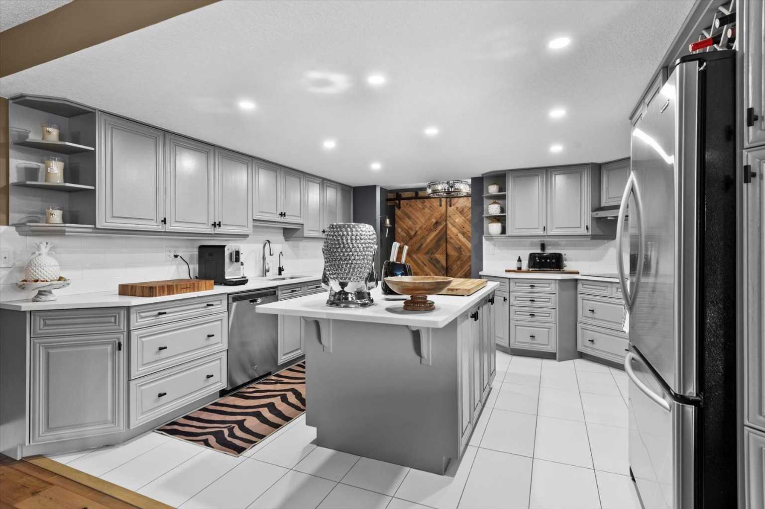 302, 320 Meredith Road NE