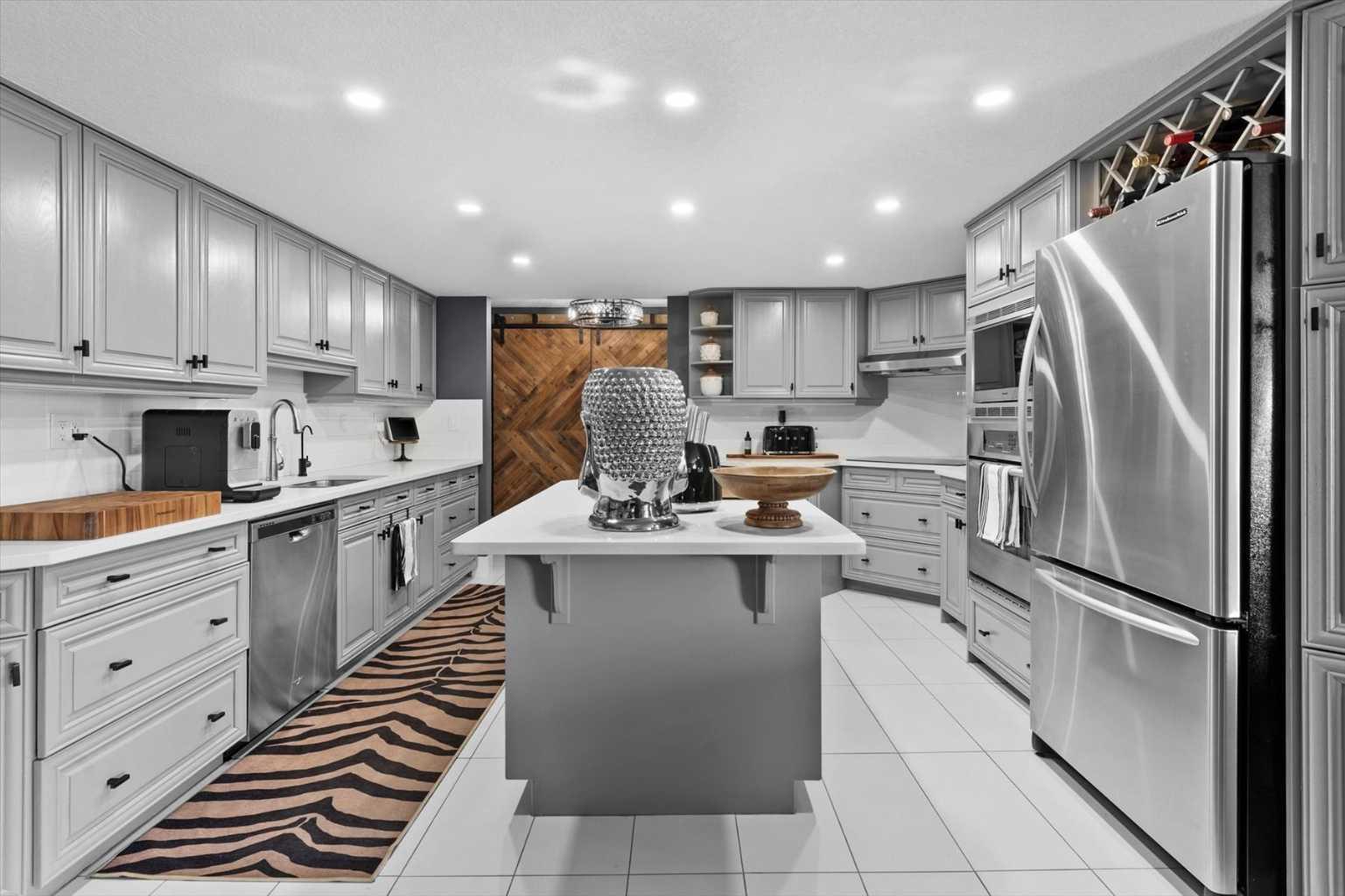 302, 320 Meredith Road NE