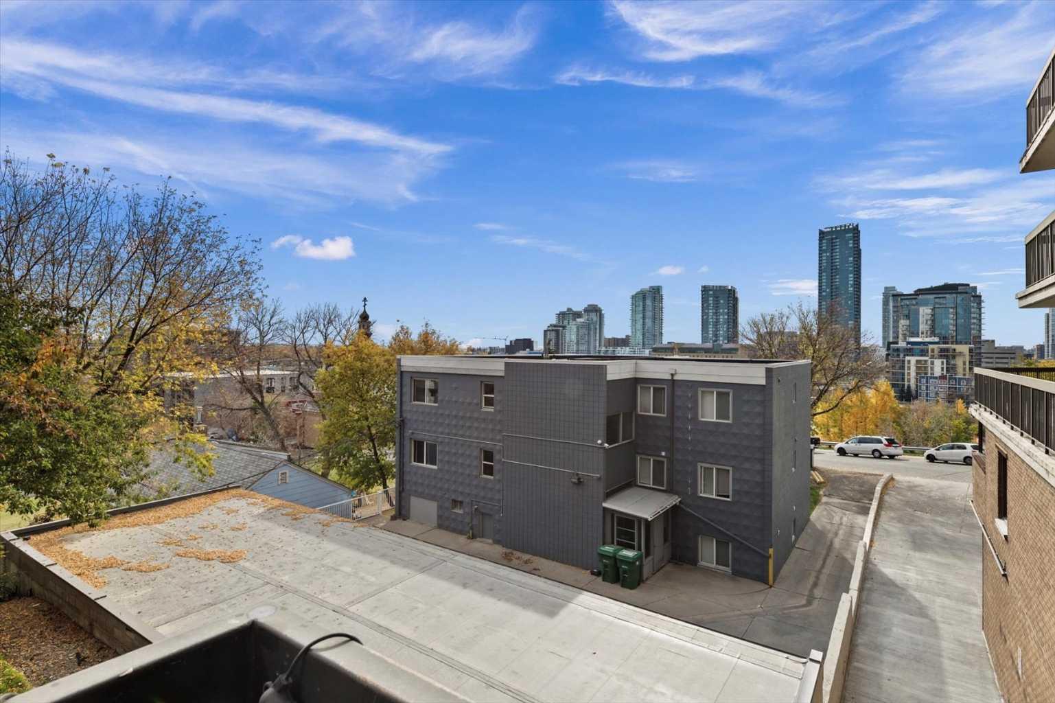 302, 320 Meredith Road NE