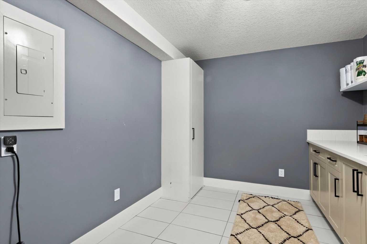 302, 320 Meredith Road NE