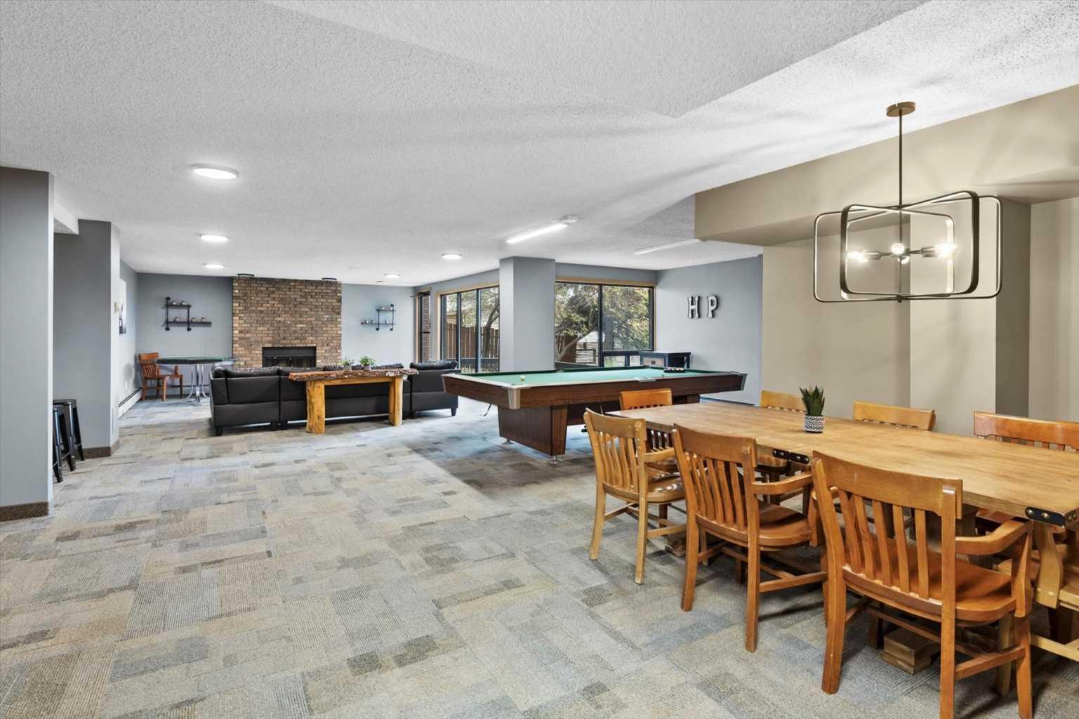 302, 320 Meredith Road NE