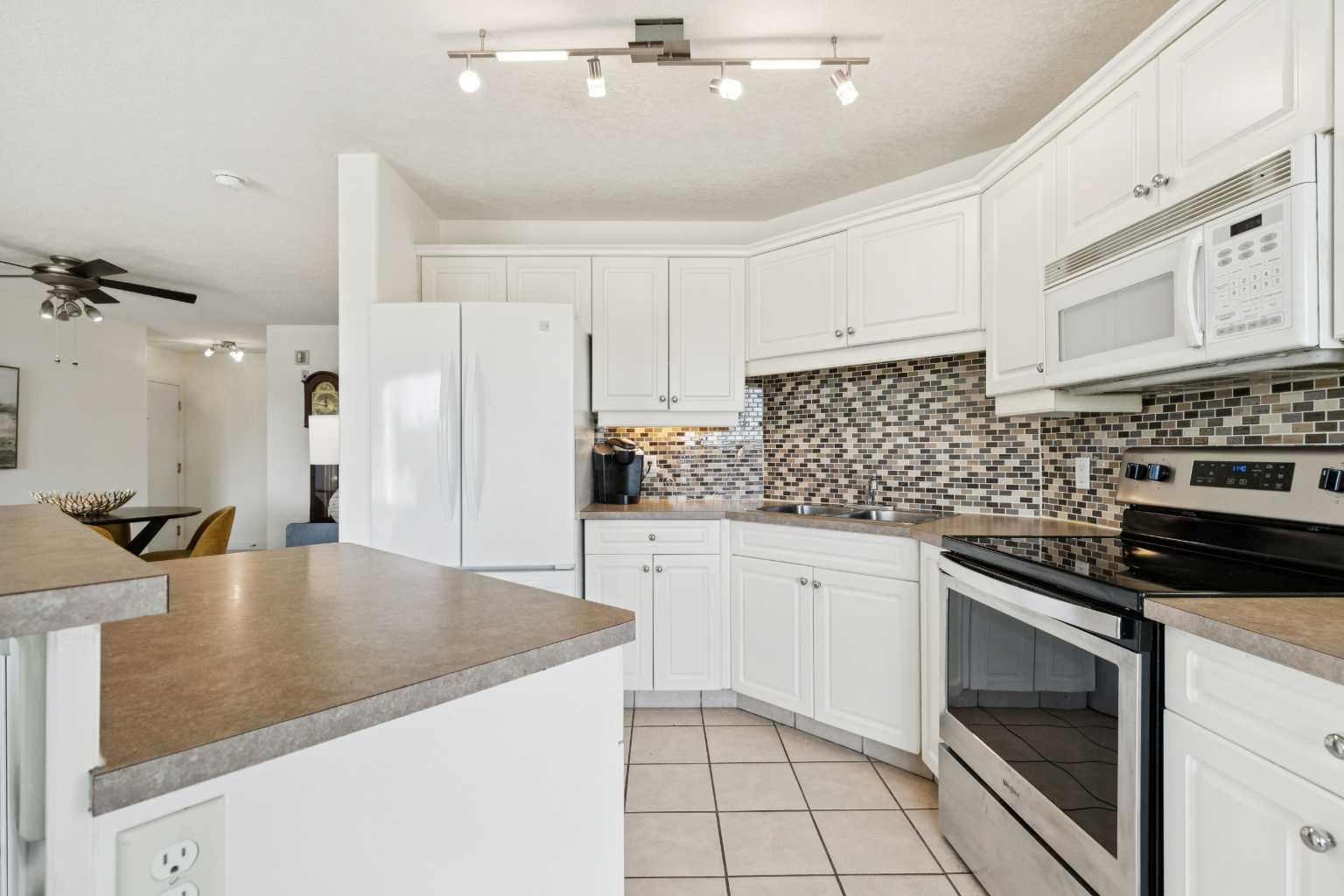 102, 6102 Valleyview Park SE