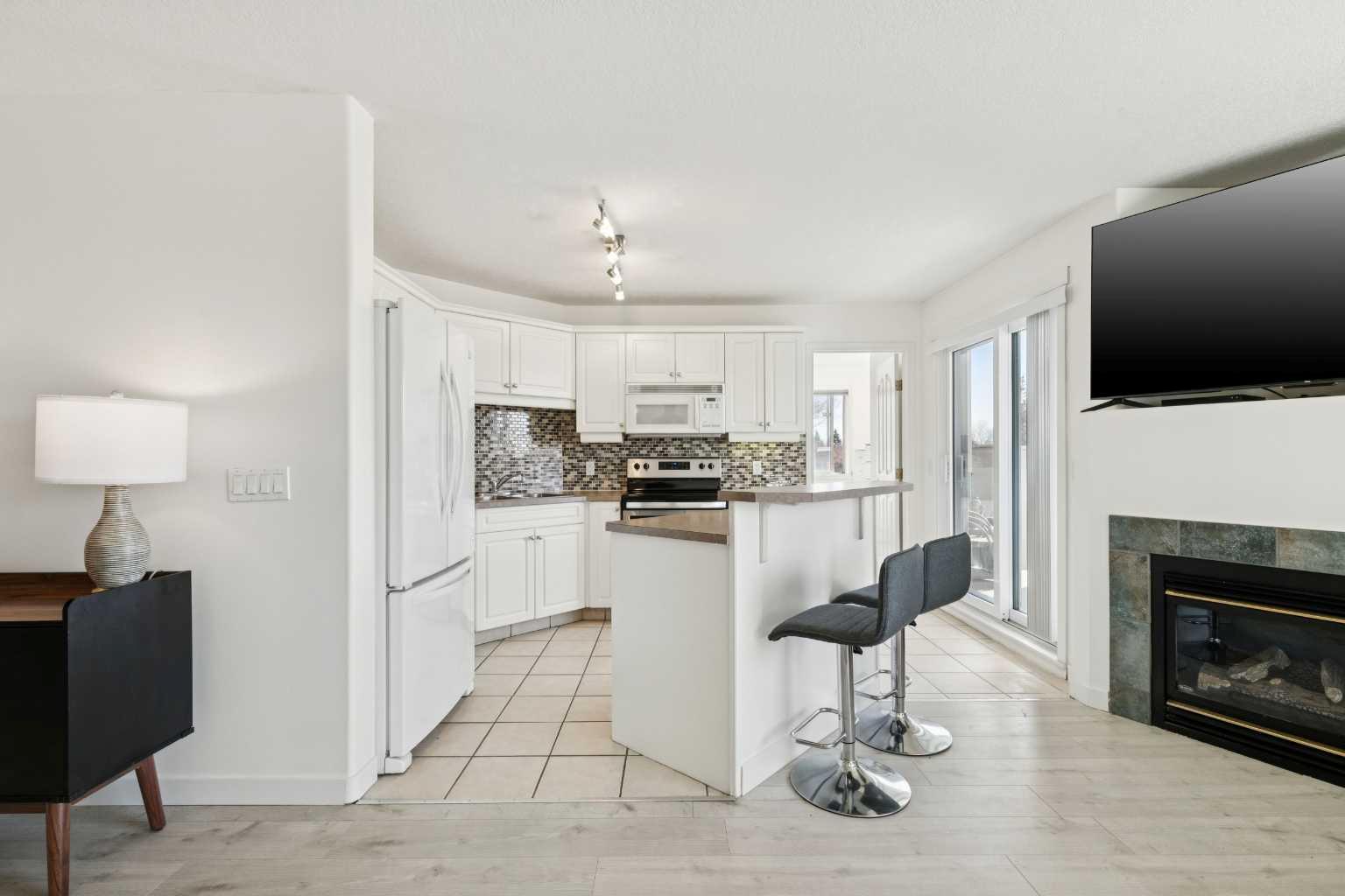 102, 6102 Valleyview Park SE