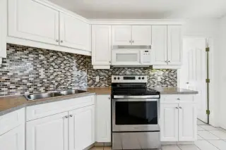 102, 6102 Valleyview Park SE