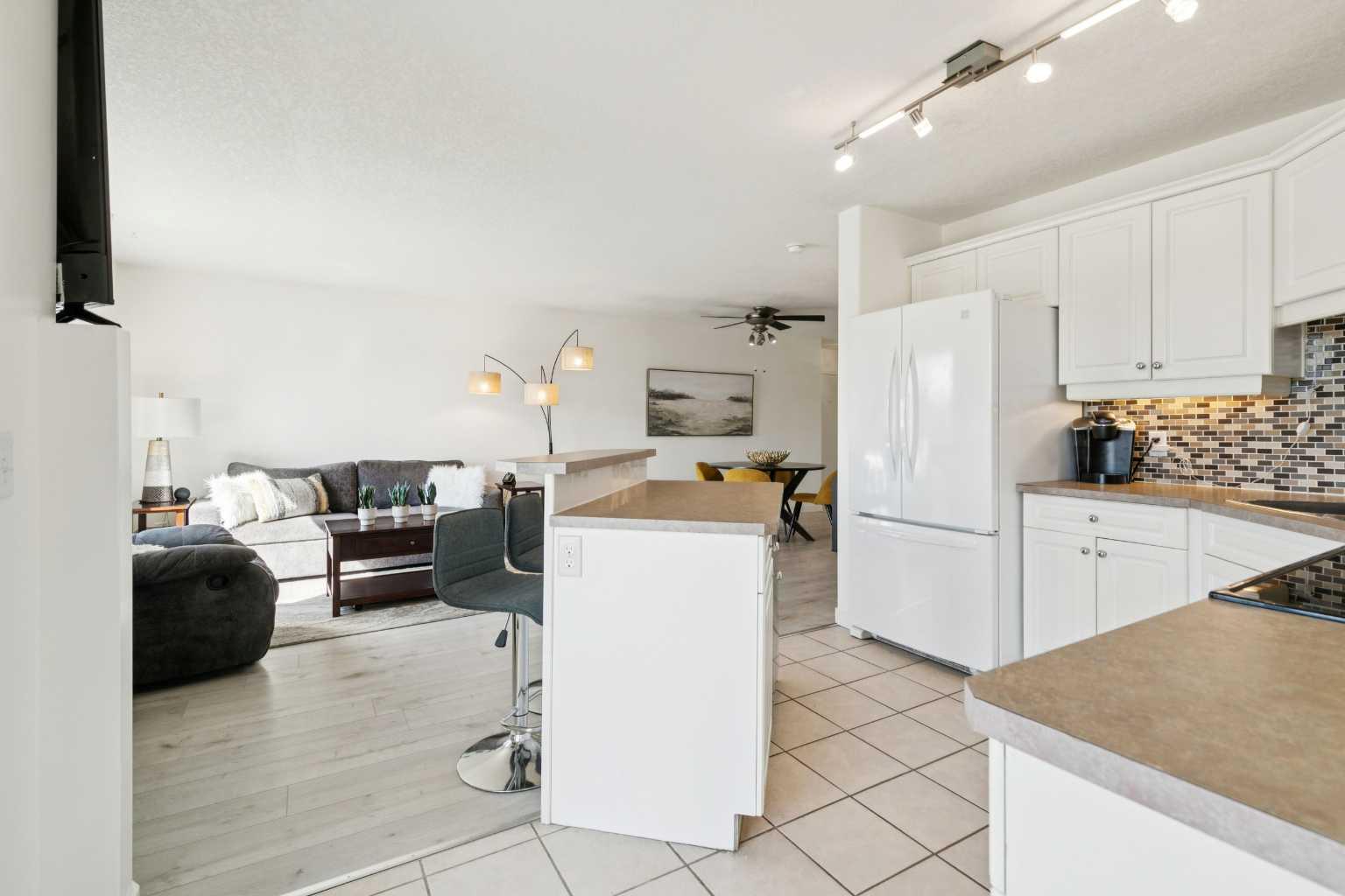 102, 6102 Valleyview Park SE